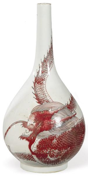 Jarrón chino de porcelana blanca con decoración en rojo de cobre, Dinastía Qing h. 1880.