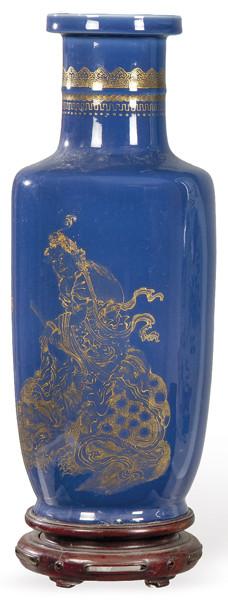  Jarrón de porcelana china azul con decoración dorada con marca apócrifa del emperador Kangxi mediados S. XX