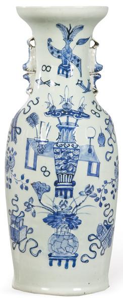  Jarrón de porcelana china con vidriado celadó yh decoarción azul cobalto, Dinastía Qing S. XIX