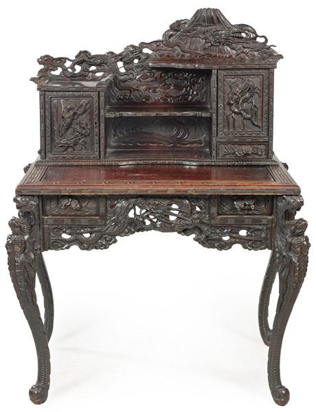 Mesa china de madera con barandilla trasera tallada y calada