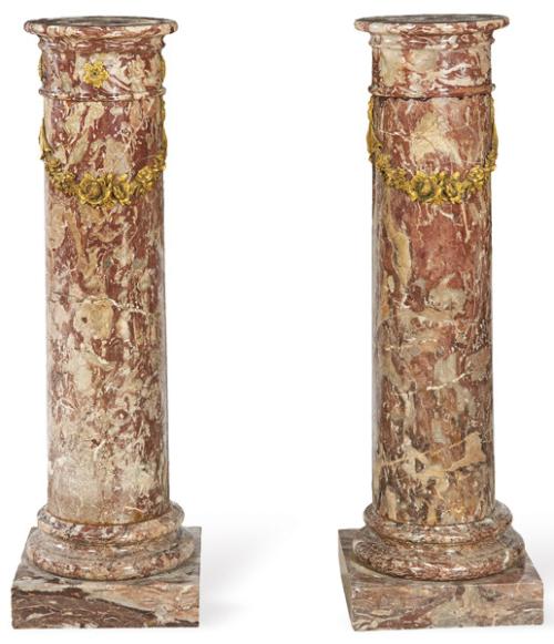 Pareja de columnas de mármol rojo veteado con decoración de guirnaldas de flores de bronce dorado