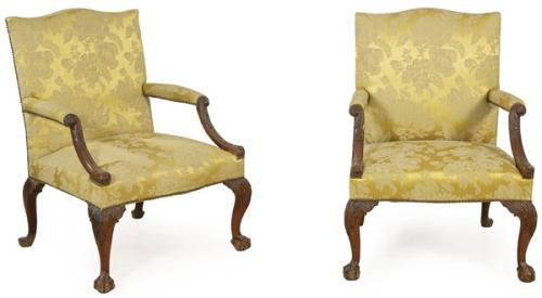  Pareja de butacas estilo Jorge II en madera de caoba tallada, tapizadas en damasco.