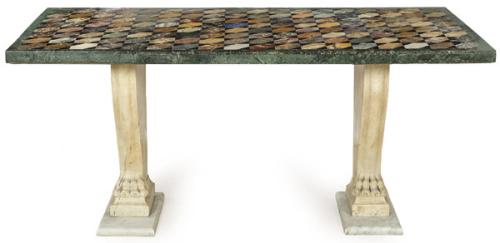 Consola con patas en mármol blanco rematadas por garras de león y tapa de piedras duras con motivos geométricos. 