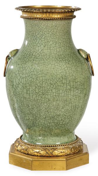  Jarrón chino de porcelana con vidriado celadón montado en bronce, S. XIX.