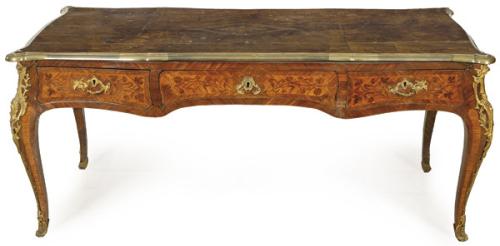 "Bureau-plat" estilo Louis XV de madera de nogal con marquetería en madera de palosanto y tapa de piel gofrada marrón con monturas de bronce dorado.