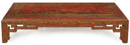 Mesa de centro en madera lacada en rojo con decoración de chinerías h. 1960-70.