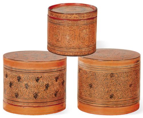  Tres cajas de betel de laca roja con decoración grabada, Birmania S. XIX.