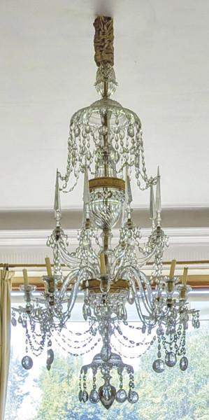  Lámpara de techo Jorge III con 8 brazos de luz con pandelocas, cazoletas y sartas de vidrio tallado. Bronce cincelado y dorado. Sin electrificar. faltas.