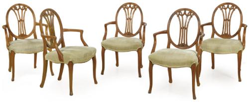  Conjunto de 12 sillas estilo Jorge III en madera de caoba con respaldo calado, asientos tapizados en terciopelo verde.