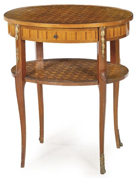 Mesa auxiliar estilo Transición de madera de caoba con marquetería de madera frutal y monturas de metal dorado.