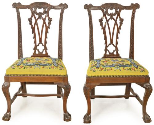  Pareja de sillas estilo "Chippendale" en madera de caoba, con respaldo tallado y calado con asientos tapizados en "petit-pont".