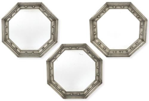 Conjunto de tres marcos de espejo octogonales con estructura de madera moldurada recubierta de estaño.