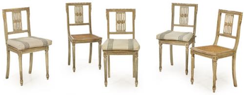 Conjunto de 10 sillas Napoleón III estilo Luis XVI , con respaldo rectangular, calado de diseño clásico, en madera tallada, pintada y parcialmente dorada. Asientos de rejilla (alguno roto).