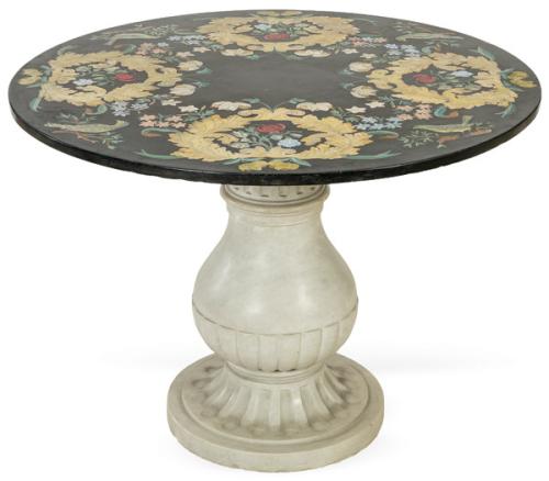  Mesa de centro con base de mármol blanco y tapa de mármol negro y estuco policromado con decoración de pájaros y flores.