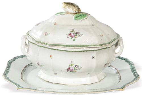  Sopera con bandeja de porcelana china de Compañía de Indias, Dinastía Qing, época de Qianlong (1736-95)