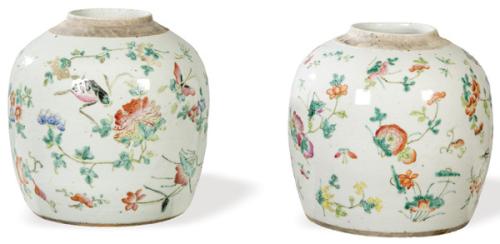  Pareja de tibores globulares de porcelana china de Compañía de Indias  con esmaltes de la Familia Rosa, Dinastia Qing h. 1800.