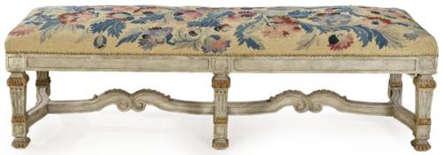  Banco estilo Luis XIV en madera tallada y pintada, con patas rectas acanaladas unidas por chambrana. Asiento con decoración de flores en grosspoint. S. XX