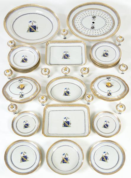  Gran vajilla de porcelana de Compañía de Indias para la exportación del mercado sueco, con las armas de la familia Wirsen, época de Jiaging h. 1815