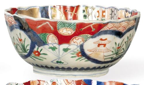  Cuenco de borde ondulado de porcelana japonesa Imari, Periodo Meiji (1868-1912).