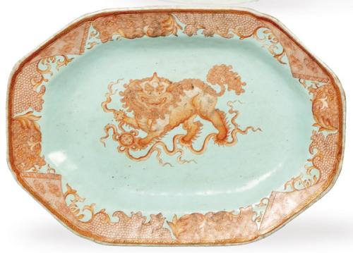  Pequeña fuente de borde ondulado de porcelana china con vidriado turquesa y rojo de hierro, Dinastía Qing ff. S. XIX
