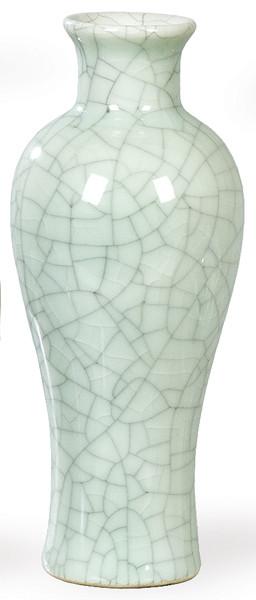 Jarrón abalaustrado de porcelana china con vidriado celadón efecto craqulado S. XX.