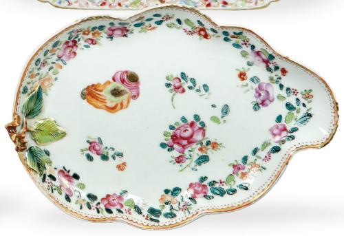 Pequeña fuente en forma de homa de porcelana china de Compañía de Indias, Familia Rosa, Dinastía Qing ff. S. XVIII