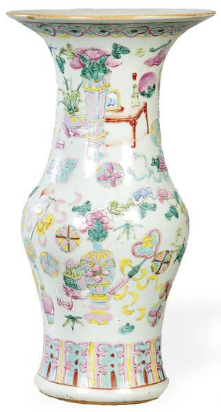  Jarrón abocinado, de porcelana china horadado para convertirlo en lámpara, con esmaltes de la Familia Rosa, Dinastía Qing S. XIX.