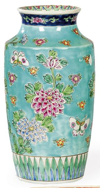  Jarrón de porcelana china con vidriado azul turquesa y decoración con esmaltes de la Familia Rosa, Dinastía Qing, época de Guanxu (1875-1908)