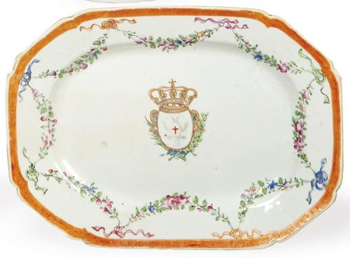  Fuente de borde ondulado de porcelana de  Compañía de Indias, con esmaltes polícromos, Dinastía Qing, época de Qianlong (1736-95).