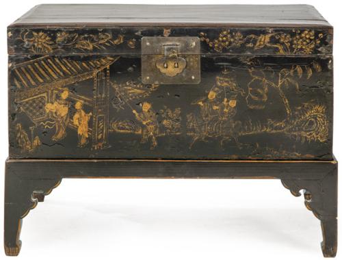 Arcón de madera lacada con base de patas, China ff. S. XIX pp. S. XX.