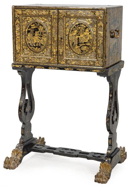 Cabinet sobre soporte con patas en madera lacada y dorada, China Dinastía Qing S. XIX.