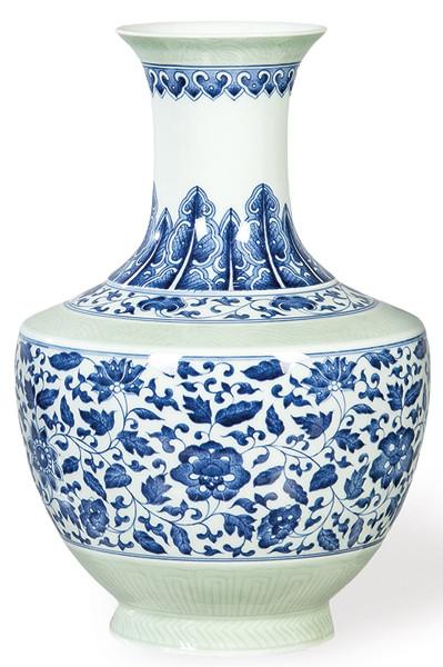  Jarrón de porcelana china con vidriado celadón y decoración azul  cobalto con marca apócrifa de Qianlong h. 1970-80.