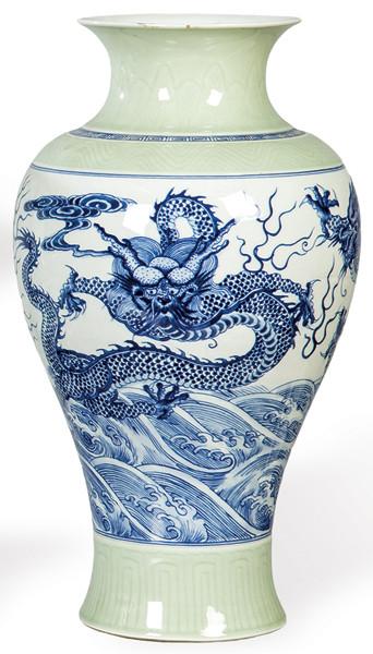  Jarrón de porcelana china con vidriado celadón y decoración azul cobalto, con marca apócrifa de Yongzheng (1723-1735)