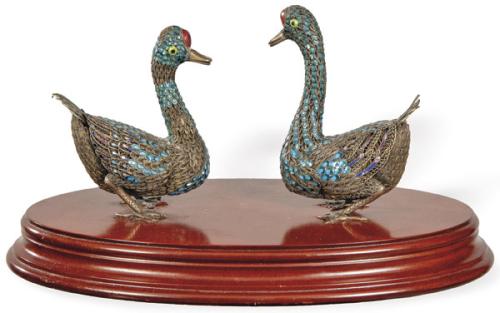 Pareja de patos de plata con esmalte cloisonné, China pp. S. XX