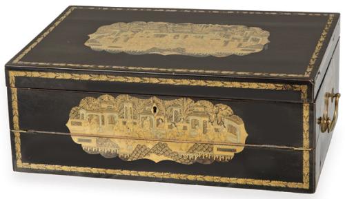 Caja escritorio china para la exportación, de maderalacada en negro con decoración dorada, el interior conatril de terciopelo rojo con un tintero y secante.