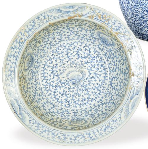  Jofaina de porcelana china azul y blanco, Dinastía Qing S. XIX.