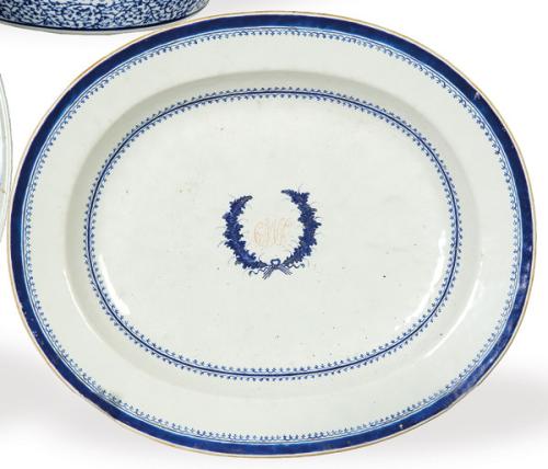  Fuente oval de porcelana de Compañía de Indias, azul y blanco, Dinastía Qing, época de Qianlong (1736-95)