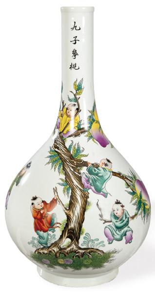  Gran jarrón de cuello largo de porcelana china con marca de cuatro caracteres "Hecho en Yingdezhen" segunda mitad S. XX.