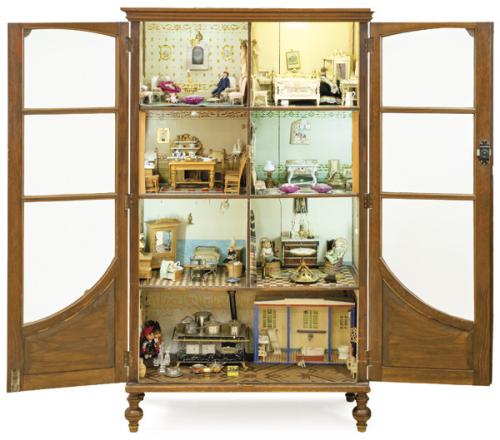 Casa de muñecas realizada en vitrina de pino con puertas de cristal h. 1900