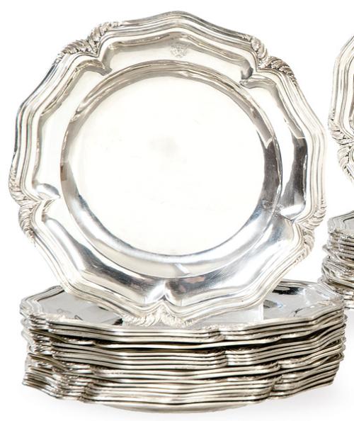 Juego de 18 platos llanos de plata española punzonada Ley 916 con marca comercial de Sanz.