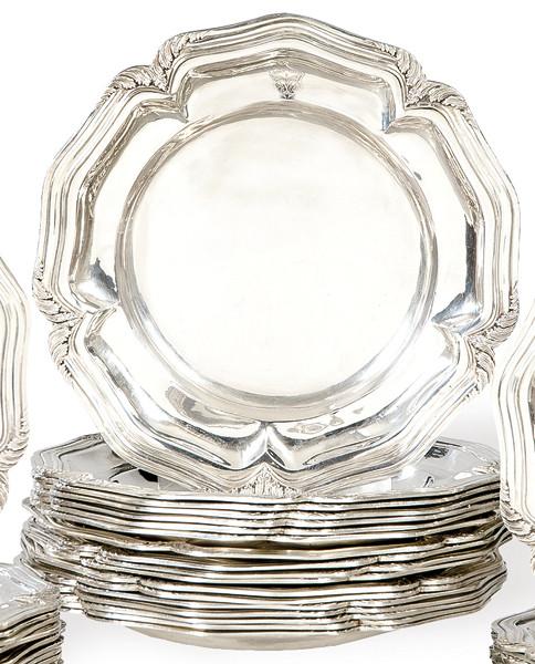 Juego de 18 platos de postre de plata española punzonada Ley 916 con marca comercial de Sanz.