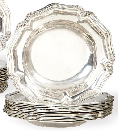 Doce platos soperos blasonados de plata española puzonada Ley 916 de Sanz primer tercio S. XX.