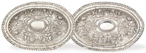 Pareja de bandejas ovales de plata española punzonada de Collar S. XIX.