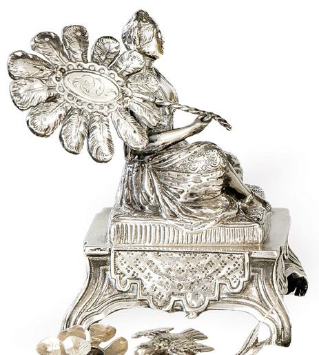 Palillero de plata sin punzonar portugués o español ff. S. XIX representando a una odalisca con un abanico.