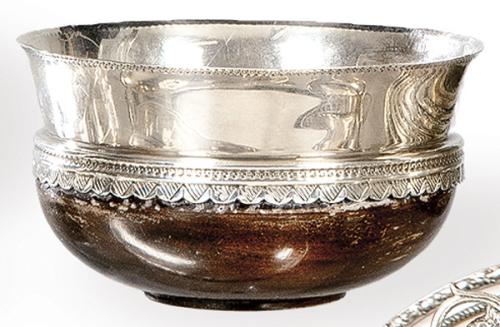 Pequeño cuenco de madera y plata inglesa punzonada Ley Sterling de Thomas Bradbury & Sons Ltd, Sheffield 1931.
