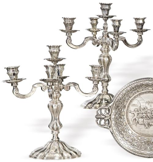 Pareja de candelabros de plata española punzonada 1ª Ley de Montejo, con marca comercial de J. Pérez Fernández.