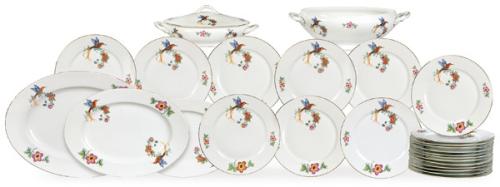 Parte de una vajilla de porcelana de J.S. Maier & Co. Poschetzar, decorada con flores y pájaros, compuesta por 29 platos llanos, tres fuentes ovales, una legumbrera con tapa y una sopera sin tapa.