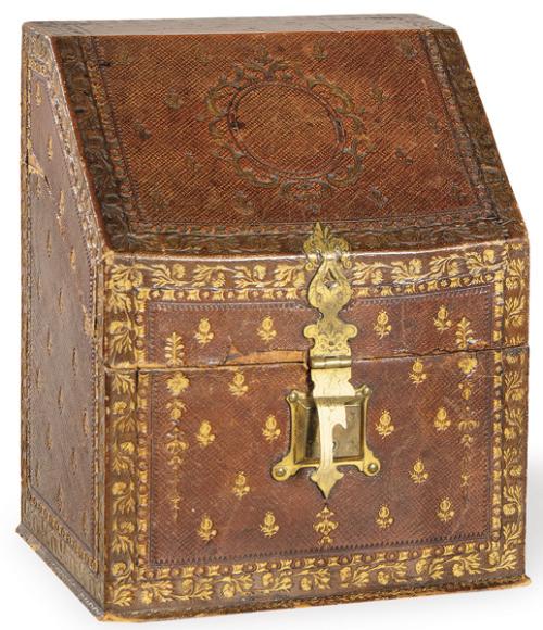 Caja para cartas de piel gofrada y parcialmente dorada con herrajes de latón grabado S. XVIII