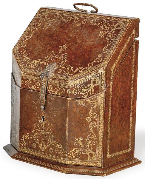 Caja de cartas en piel marrón gofrada parcialmente dorada con montura de metal S. XVIII