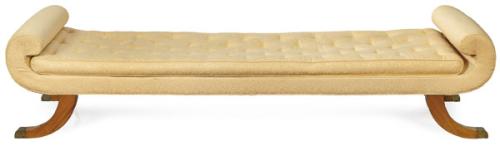 Canapé con estructura de madera curvada y barnizada, asiento corrido tapizado en tejido claro en capitoné, con remate lateral en rollo y apoyos de perfil continuo. Mediados S. XX